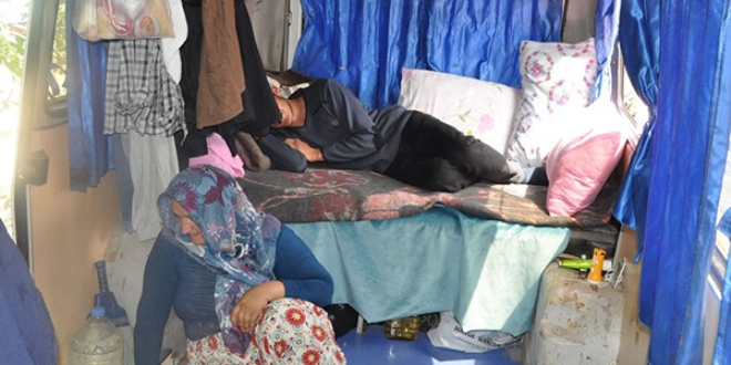 Hurda minibüste yaşayan ailenin, mal varlığı dudak uçuklattı