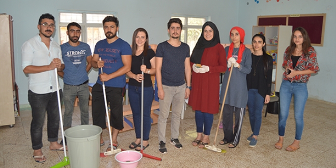 Öğretmenler köy okulunu temizledi