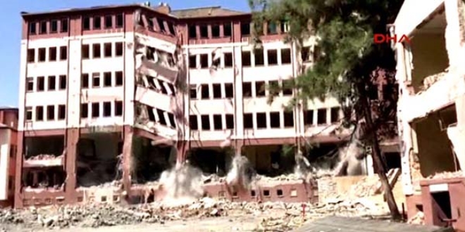 5 katlı eski hastane, saniyeler içerisinde yıkıldı