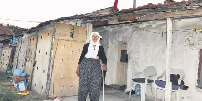 Bakan Albayrak'ın talimatıyla elektriği bağlanan kadın çok mutlu