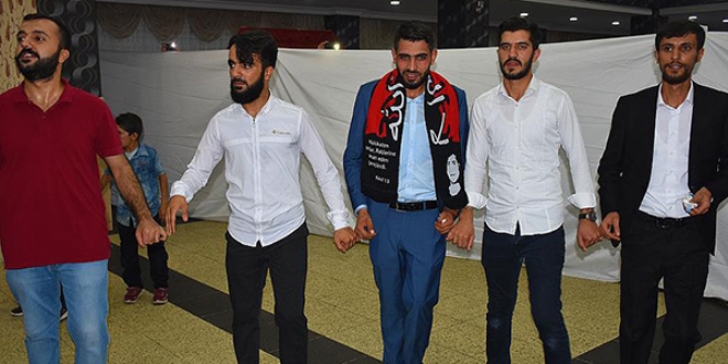 Düğününde, katledilen arkadaşlarını unutmadı