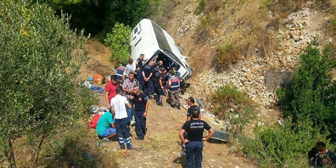 Tur midibüsü uçuruma yuvarlandı: 5 ölü, 26 yaralı