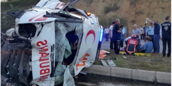 Erzurum'da ambulans devrildi: 3 personel ar yaraland
