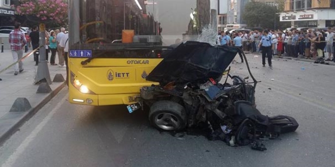 Kadıköy'de otomobil belediye otobüsünün altına girdi!