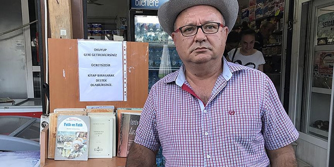 'Herkes okusun' diye sokak kitapl��� kurdu