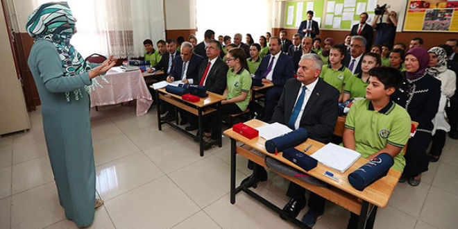 Başbakan Yıldırım öğrencilerle derse girdi
