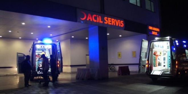 Erzincan'da otomobil şarampole devrildi: 5 yaralı