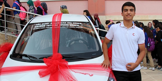 �� adam�ndan dereceye giren ��renciye otomobil