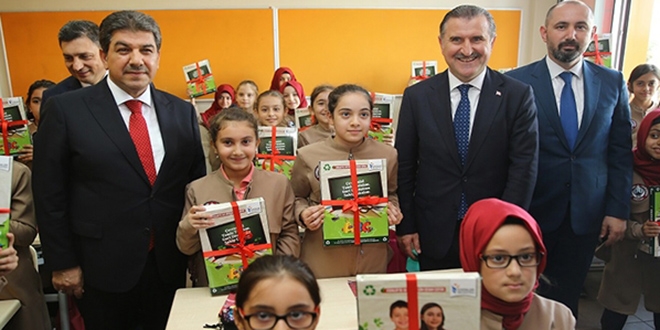 Çöpten çıkan 4 milyon defter eğitime kazandırıldı
