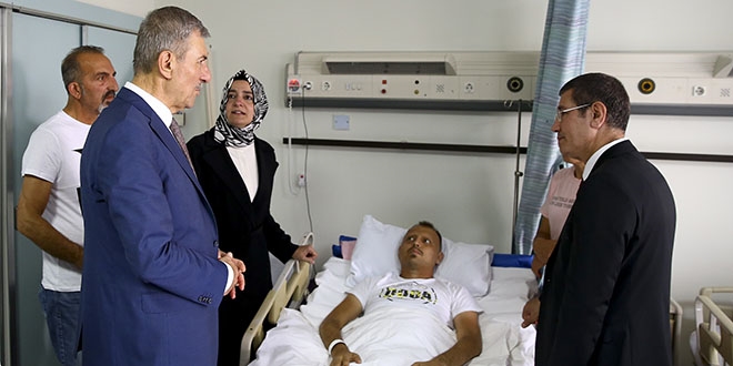 Üç Bakan, hastanede gazileri ziyaret etti
