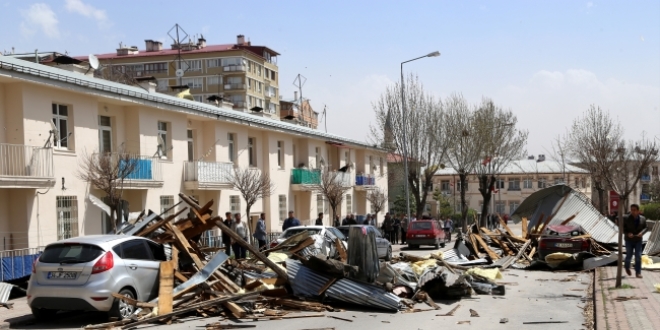 Yozgat'ta şiddetli rüzgar etkili oldu