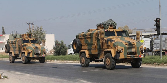 Suriye sınırına askeri sevkıyat sürüyor