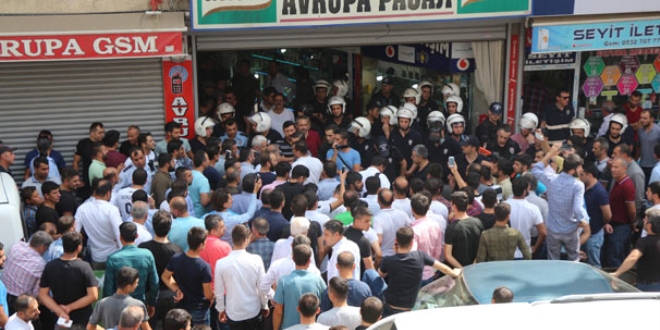 Esnaf olay çıkardı, polis havaya ateş açtı