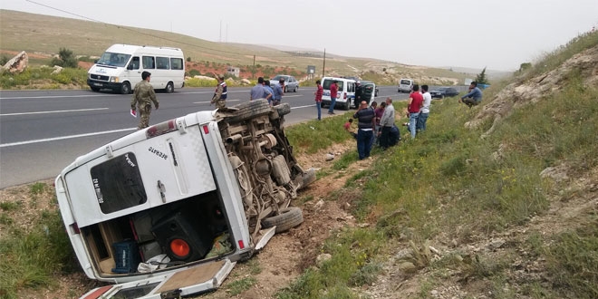 Adana'da yolcu minibüsü devrildi: 7 yaralı