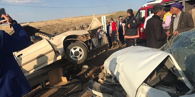 Şanlıurfa'da iki otomobil çarpıştı: 7 yaralı