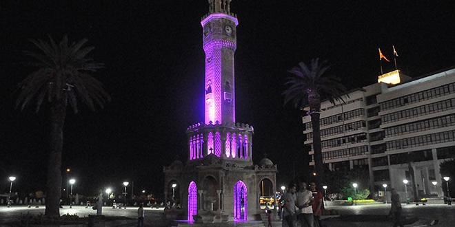 İzmir Saat Kulesi mor ışıkla aydınlatıldı