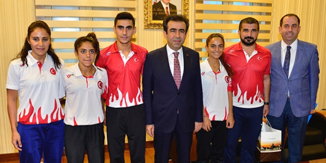 Validen dereceye giren milli sporculara altın