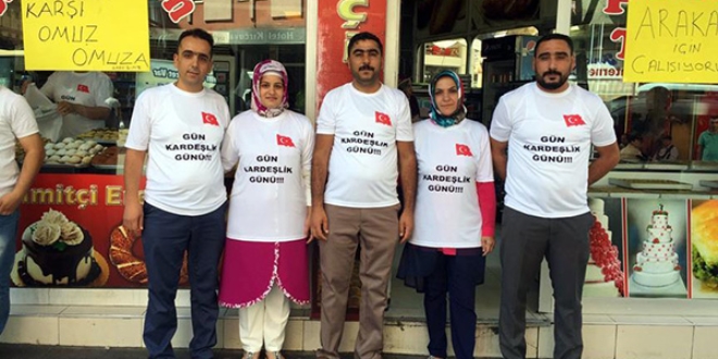 İki esnaf bir günlük kazancını Arakanlılara bağışladı