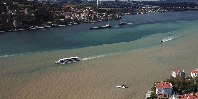 İstanbul Boğazı'nda denizin rengi değişti