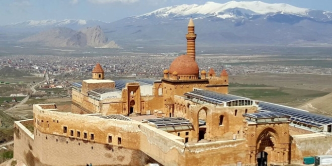 Tarihi �shak Pa�a Saray�'na yo�un ilgi