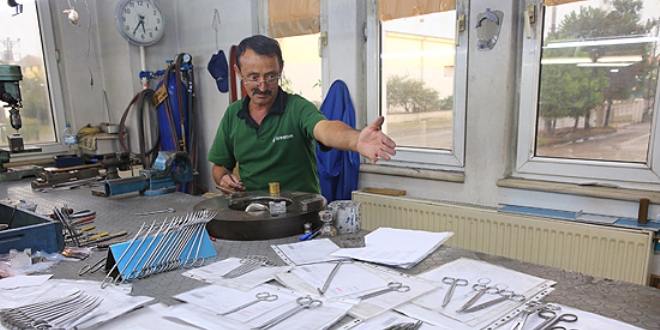 Ameliyat aletleri usta ellerde şekilleniyor