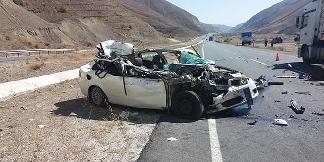 Erzincan'da otomobille kamyon çarpıştı: 1 ölü, 1 yaralı