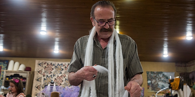 Dede sanatının inceliklerini torunlarına aktarıyor