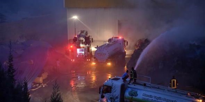 İtfaiyeciler zor anlar yaşadı! Korkutan fabrika yangını