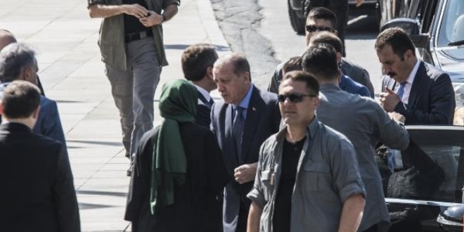 Erdo�an, se�imlerine haz�rl�k isti�are toplant�s�na kat�ld�