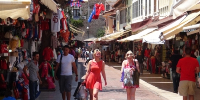 Kuşadası'na 51 ülkeden 6 bin 655 yolcu geldi