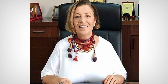 Okul beslenme çantalarına meyve suyu koyun