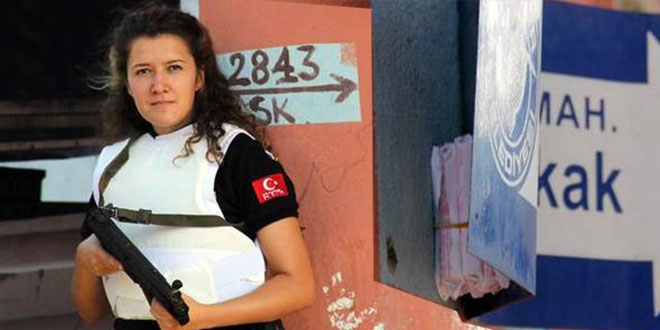 Kadın polis sokak tabelasında buldu!