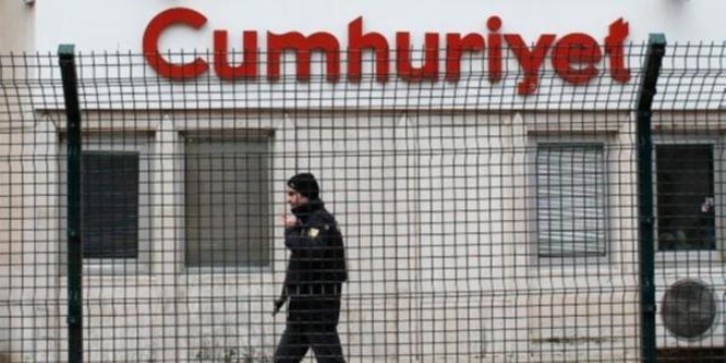 Cumhuriyet Logosunun üstünde Gülen haberi