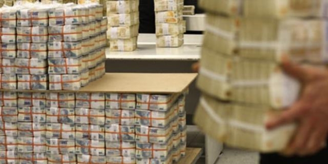 Hazine 1,1 milyar lira borçlandı