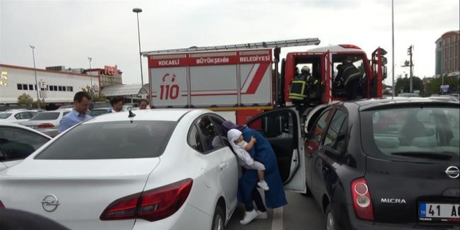 Otomobilde mahsur kalan bebeği itfaiye ekipleri kurtardı