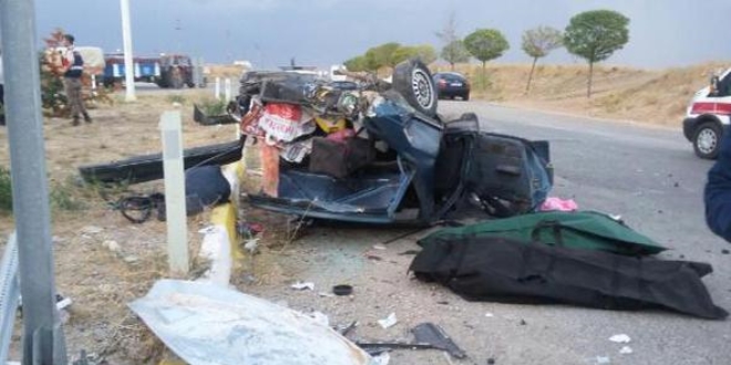 K�r�kkale'de iki otomobil �arp��t�: 2 �l�, 4 yaral�