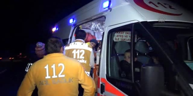 Tar�m i��ilerini ta��yan kamyonet devrildi: 1 �l�, 6 yaral�