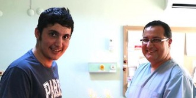 Yaşam mücadelesini kazanan gence hastanede doğum günü kutlaması