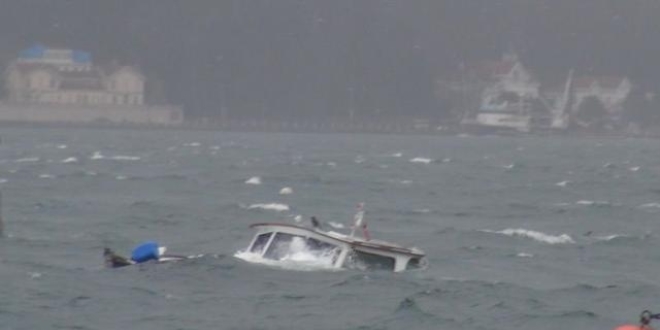 Gelibolu'daki şiddetli yağış 2 tekneyi batırdı