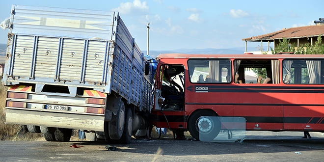 Eski�ehir'de trafik kazas�: 13 yaral�