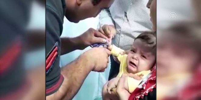Parmağı oyuncağa sıkışan bebeğin yardımına itfaiye yetişti