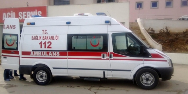Uygulama noktasındaki trafik polisine otomobil çarptı