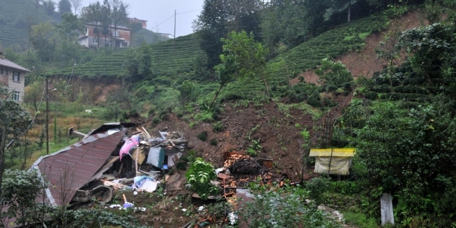 Rize'deki şiddetli yağış yüzünden toprak altında kalan ev yıkıldı