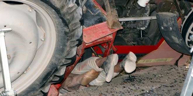 Traktörün altında kalan baba-oğul kurtarılmayı bekledi