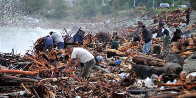 Selden sonra herkes oraya ak�n etti... K�� i�in ihtiya�lar�n� toplad�lar