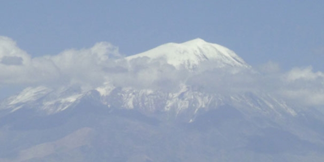 Ağrı Dağı'na mevsimin ilk karı yağdı