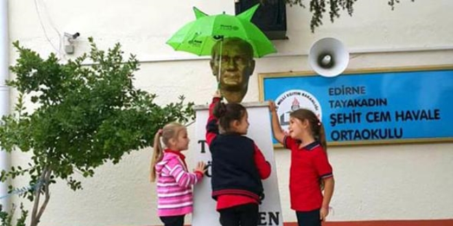 Minik öğrencilerin yaptığı hareket duygulandırdı