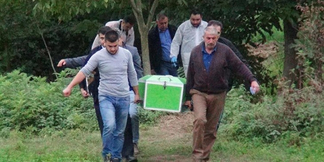 Belediye işçisi kendini ağaca asarak intihar etti