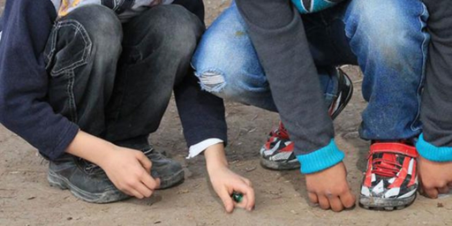 Buldukları cismi kurcalayan iki kardeşten biri öldü