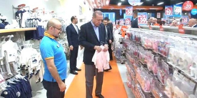 Cumhurbaşkanı Erdoğan, torunu için alışveriş yaptı
